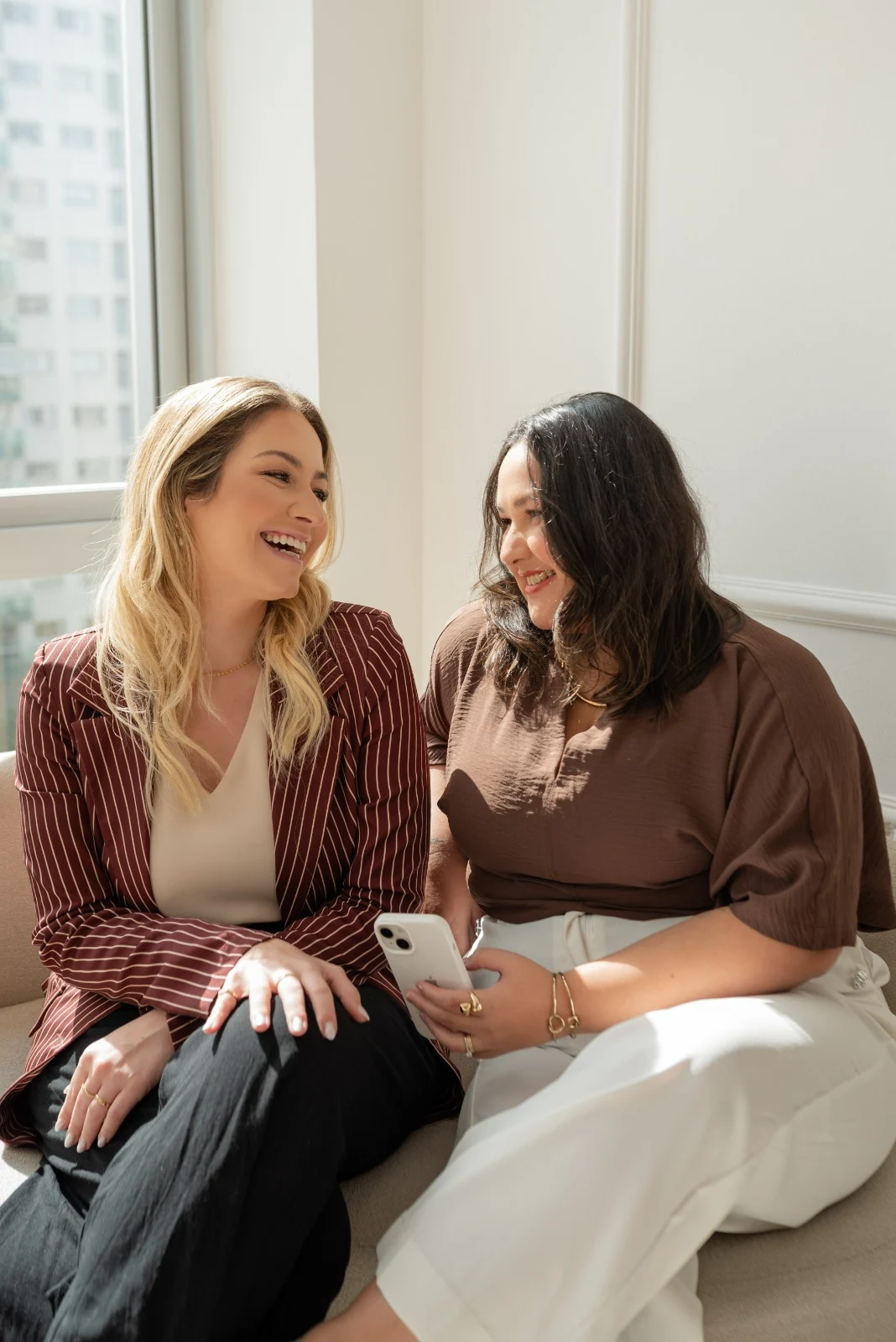 As duas psicólogas da DBT 4 Dimensões sentadas lado a lado, conversando